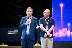 伏正在板材、胶水之中